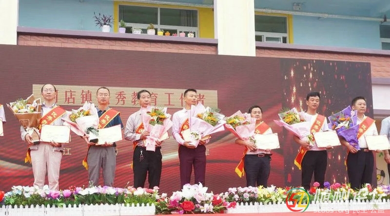 桃李滿園 金秋頌師--浪河小學(xué)謝波己等教師受區(qū)、鎮(zhèn)表彰 (6).jpg