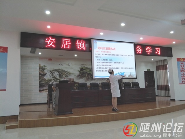 安居鎮(zhèn)衛(wèi)生院護(hù)士楊卓演示手衛(wèi)生七步洗手法.jpg