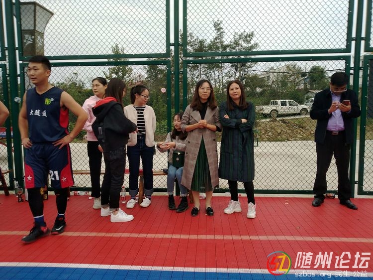 何店鎮(zhèn)黨委書記彭勁松親臨賽場(chǎng)指導(dǎo)比賽 何店中心學(xué)?！ご箅S通進(jìn)四強(qiáng) | 萬達(dá)杯籃球賽 ... ...