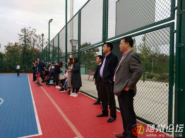 何店鎮(zhèn)黨委書記彭勁松親臨賽場(chǎng)指導(dǎo)比賽 何店中心學(xué)?！ご箅S通進(jìn)四強(qiáng) | 萬達(dá)杯籃球賽 ... ...