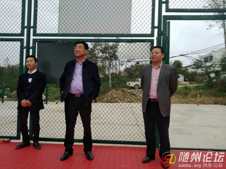 何店鎮(zhèn)黨委書記彭勁松親臨賽場(chǎng)指導(dǎo)比賽 何店中心學(xué)?！ご箅S通進(jìn)四強(qiáng) | 萬達(dá)杯籃球賽 ... ...