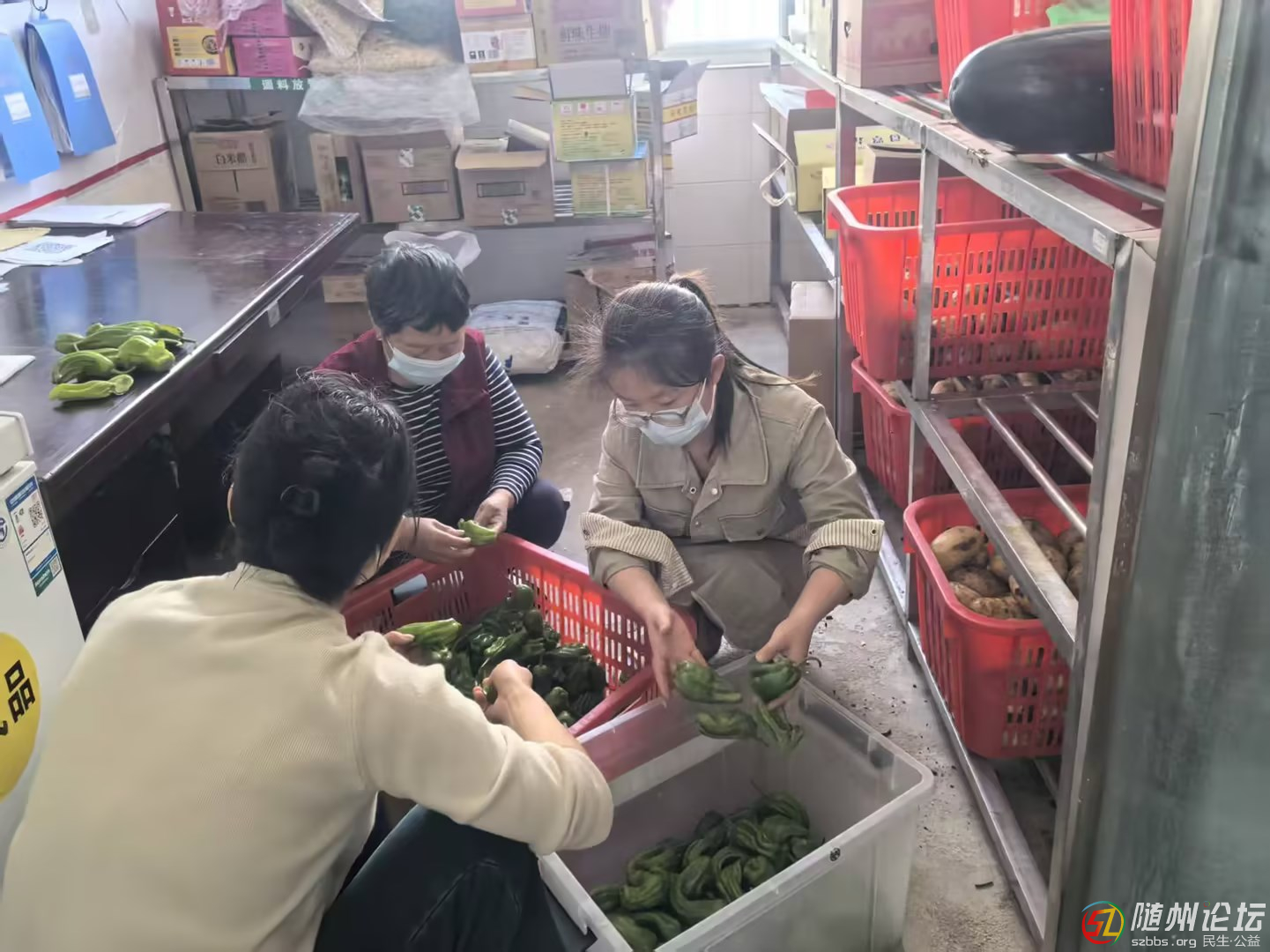 嚴把食材安全關(guān) 護航學(xué)生舌尖健康——隨縣萬和鎮(zhèn)新城小學(xué)開展膳食委員會食材查驗工作